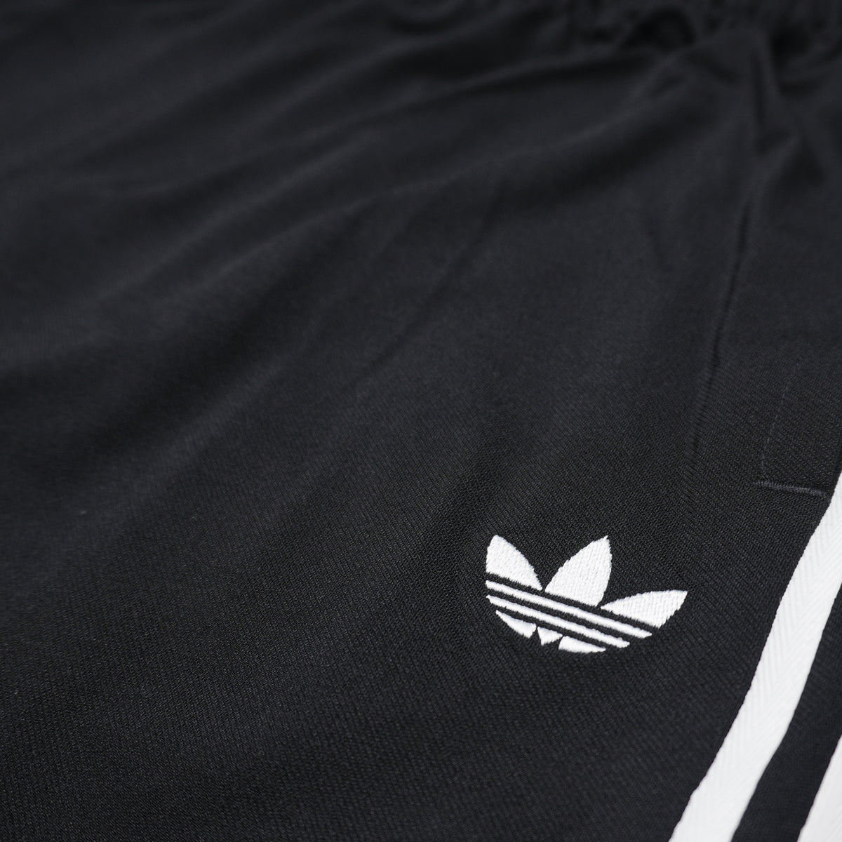 ADIDAS ORIGINALS ADIBREAK PANTS – BLACK