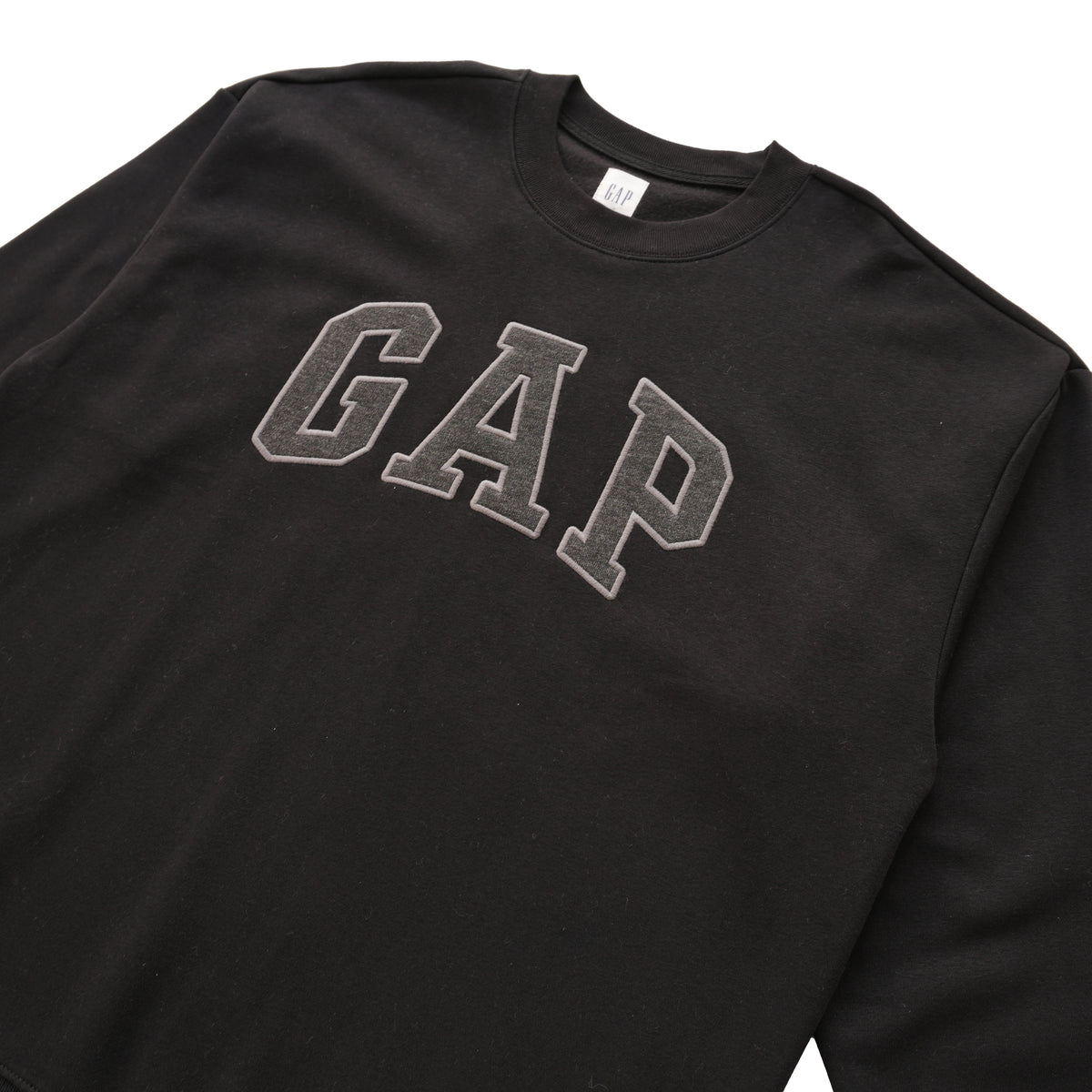 GAP ARCH LOGO CREWNECK SWEATSHIRT – BLACK