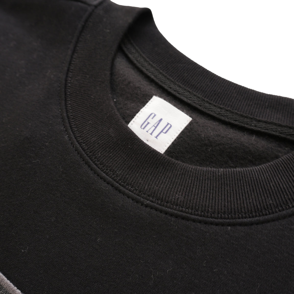 GAP ARCH LOGO CREWNECK SWEATSHIRT – BLACK