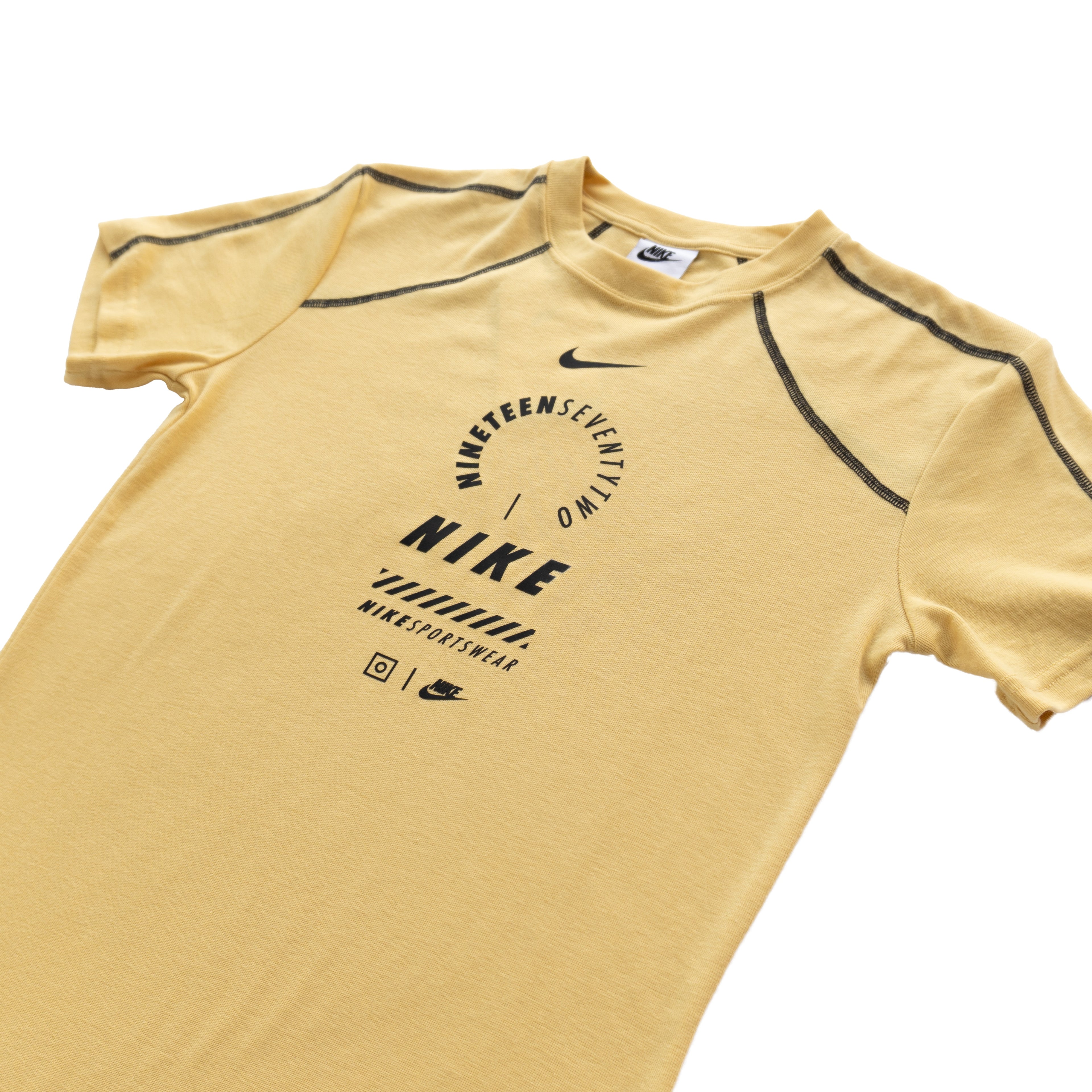 NIKE SPORTSWEAR GRAPHIC T-SHIRT DRESS – YELLOW (W)